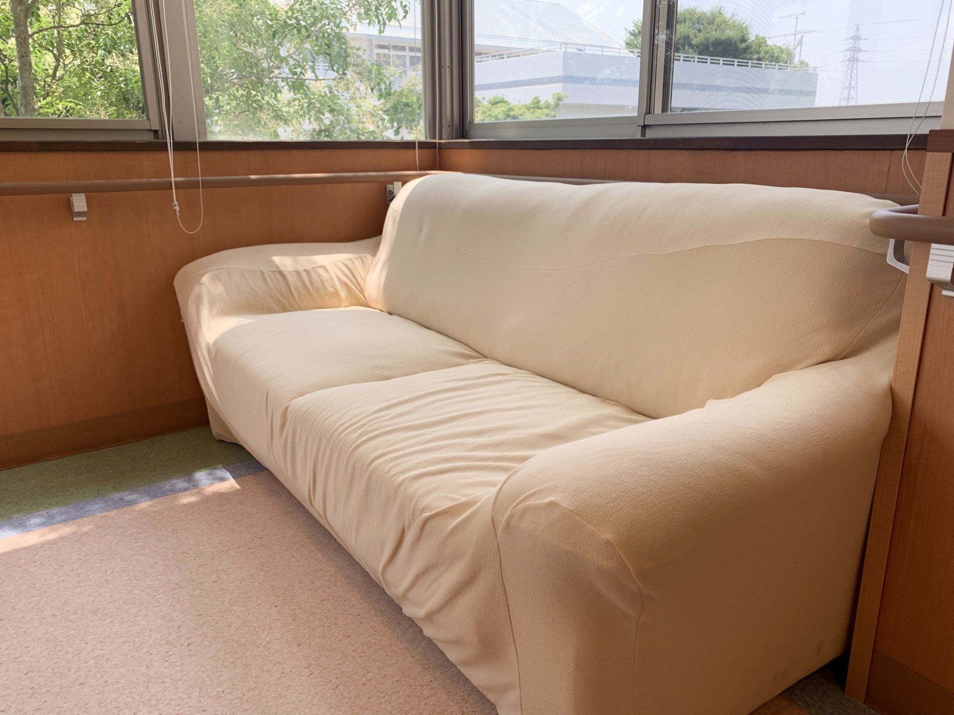 日差しが差し込むソファ