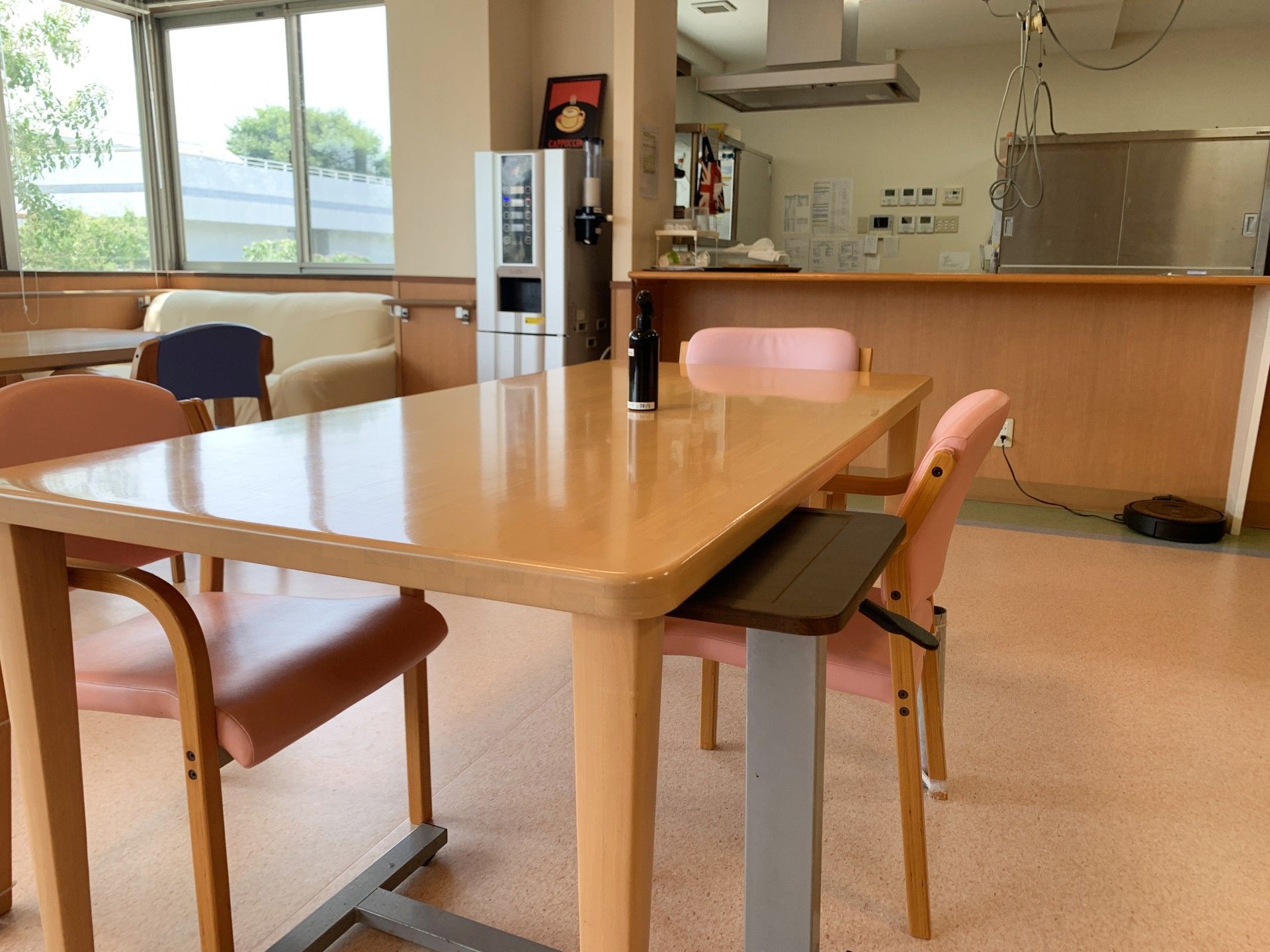 窓際のテーブルと椅子