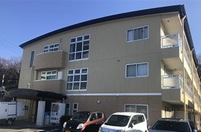 三階建ての建物外観