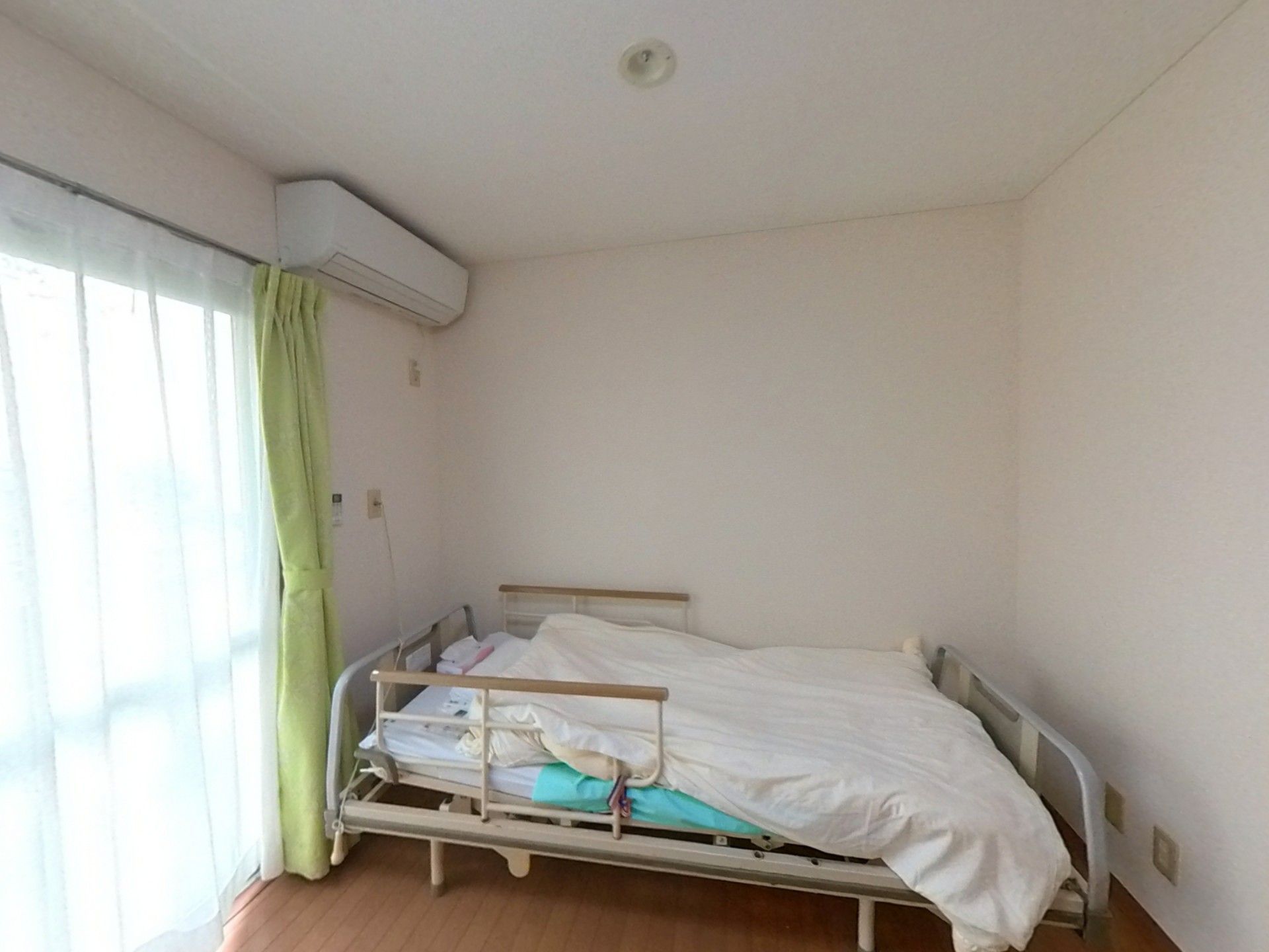 明るい個室のベッド