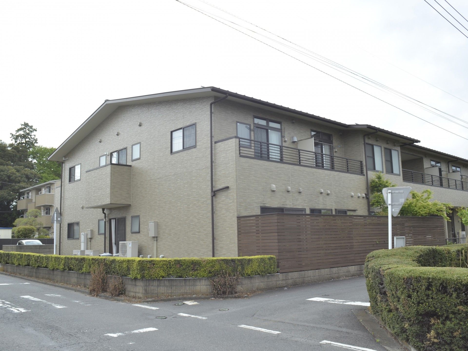 落ち着いた外観の建物