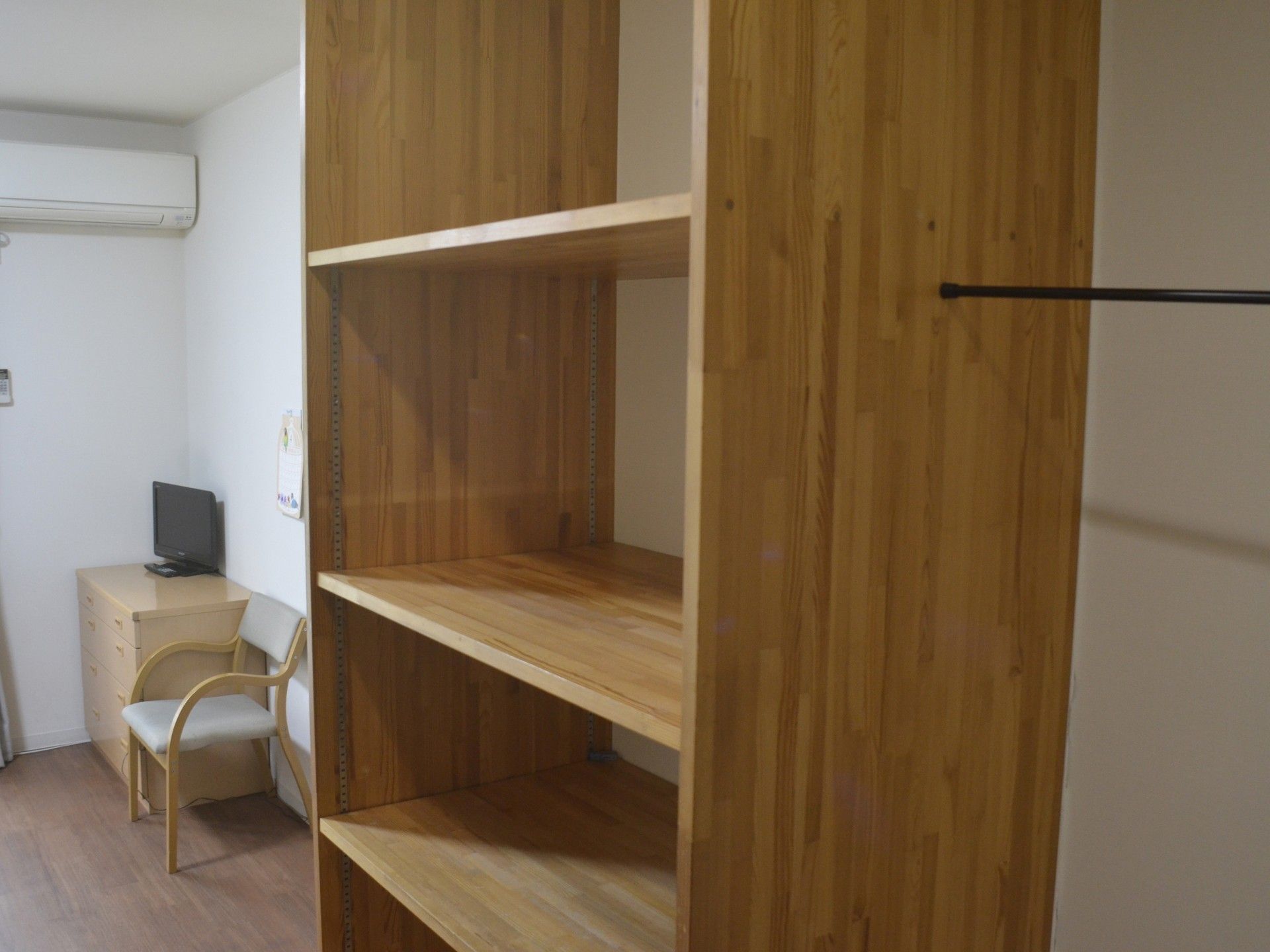 木製棚と椅子のある部屋