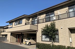 日差しが差し込む建物外観