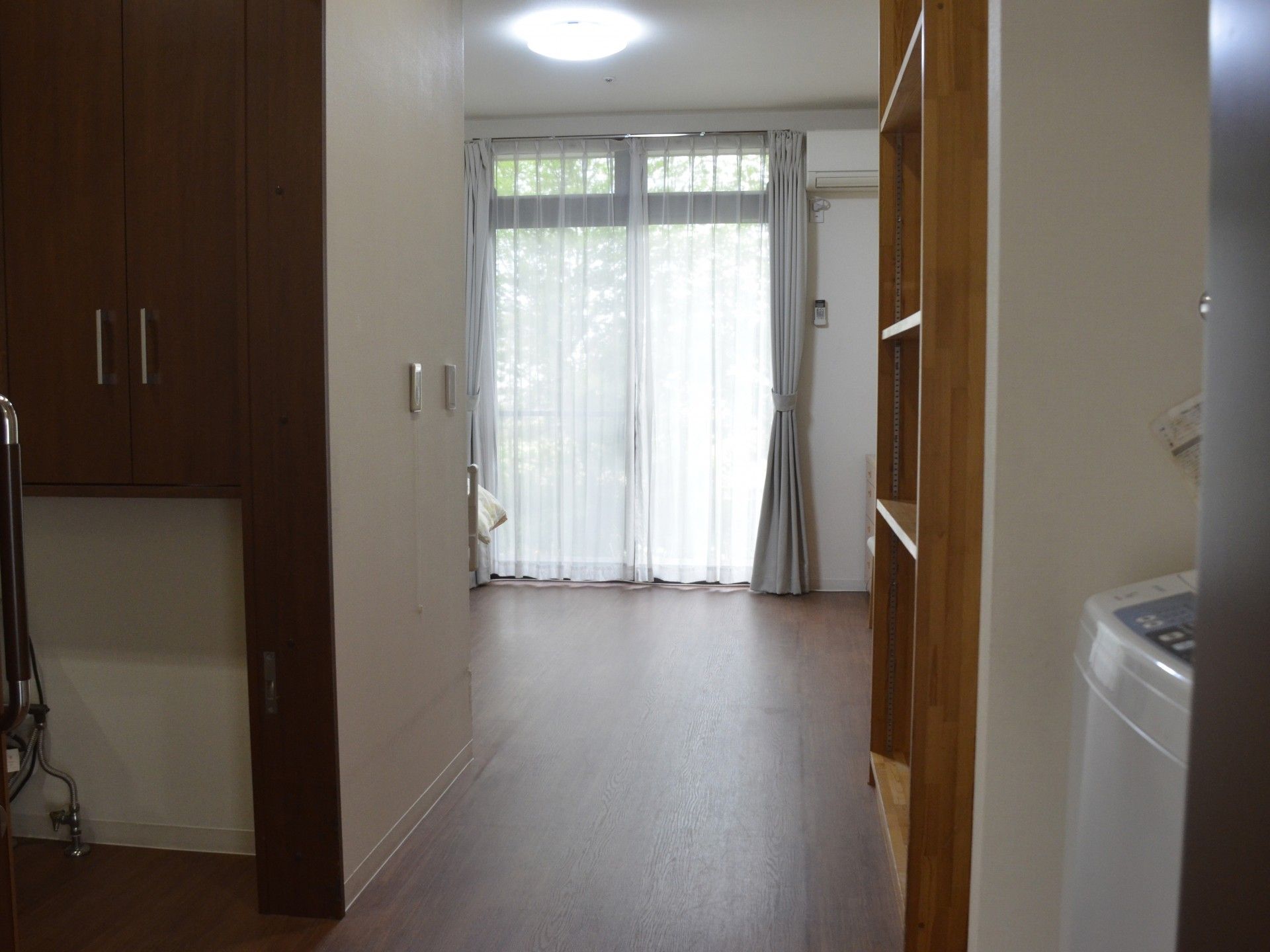 明るい部屋の入口