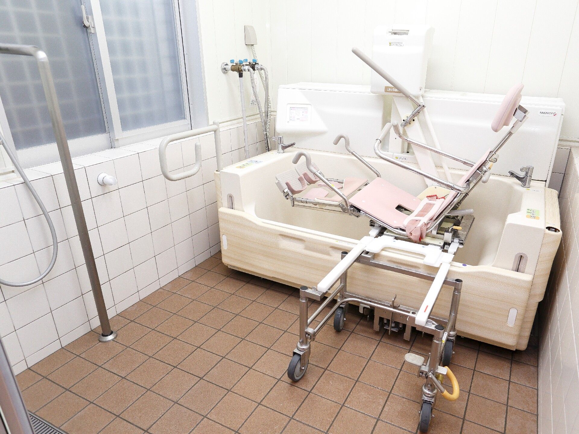 介護用の機器が設置された浴室