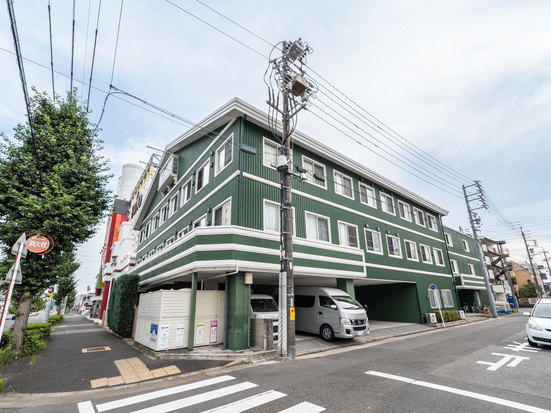 駐車場を含めた外観