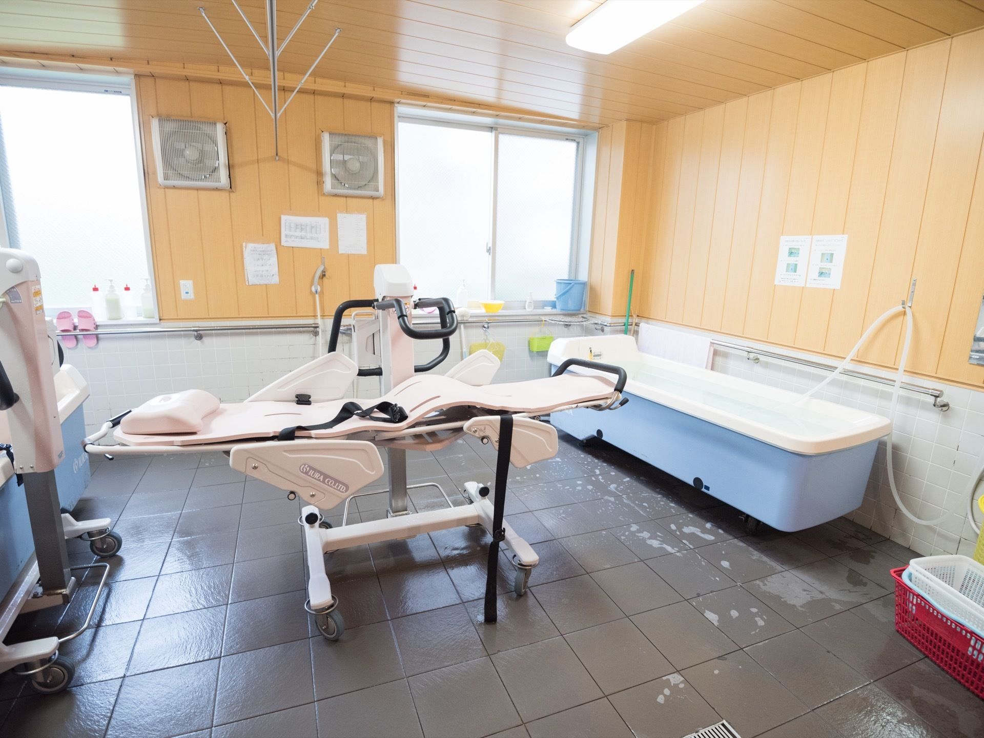 窓が設けられた機械浴室は日当たりが良く、気持ちよく入浴を楽しめる。手足をゆったりの伸ばすことのできる浴槽がある。