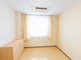 明るい個室の介護施設の部屋