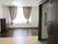 フローリングの部屋には大きな窓があり、レースカーテンとカーテンが付いている。トイレはスライド式のドアが付き、タンスもある。