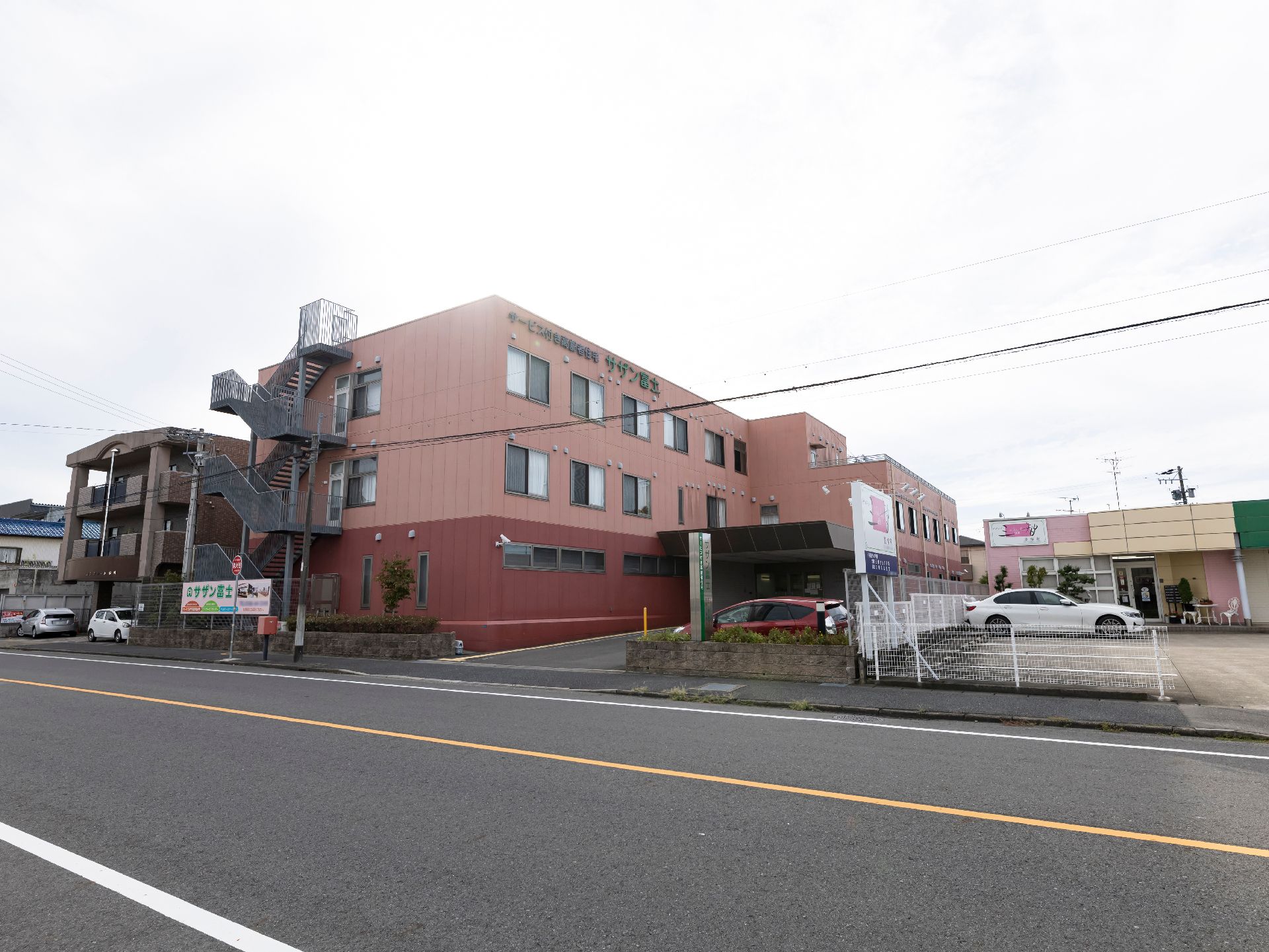 赤を基調とした施設外観
