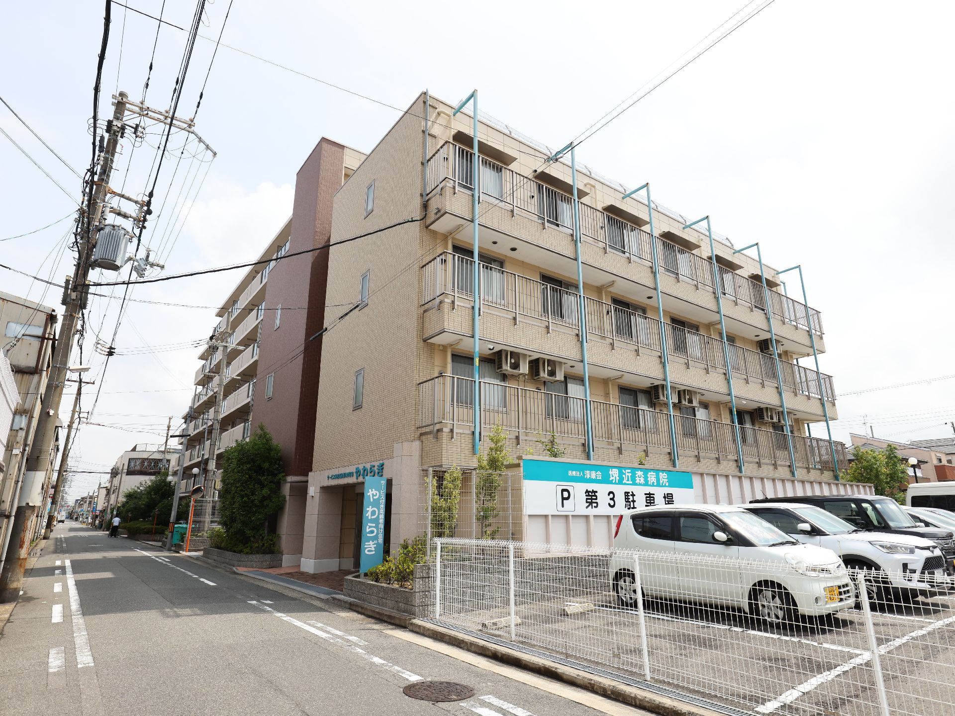 隣に提携病院がある施設外観