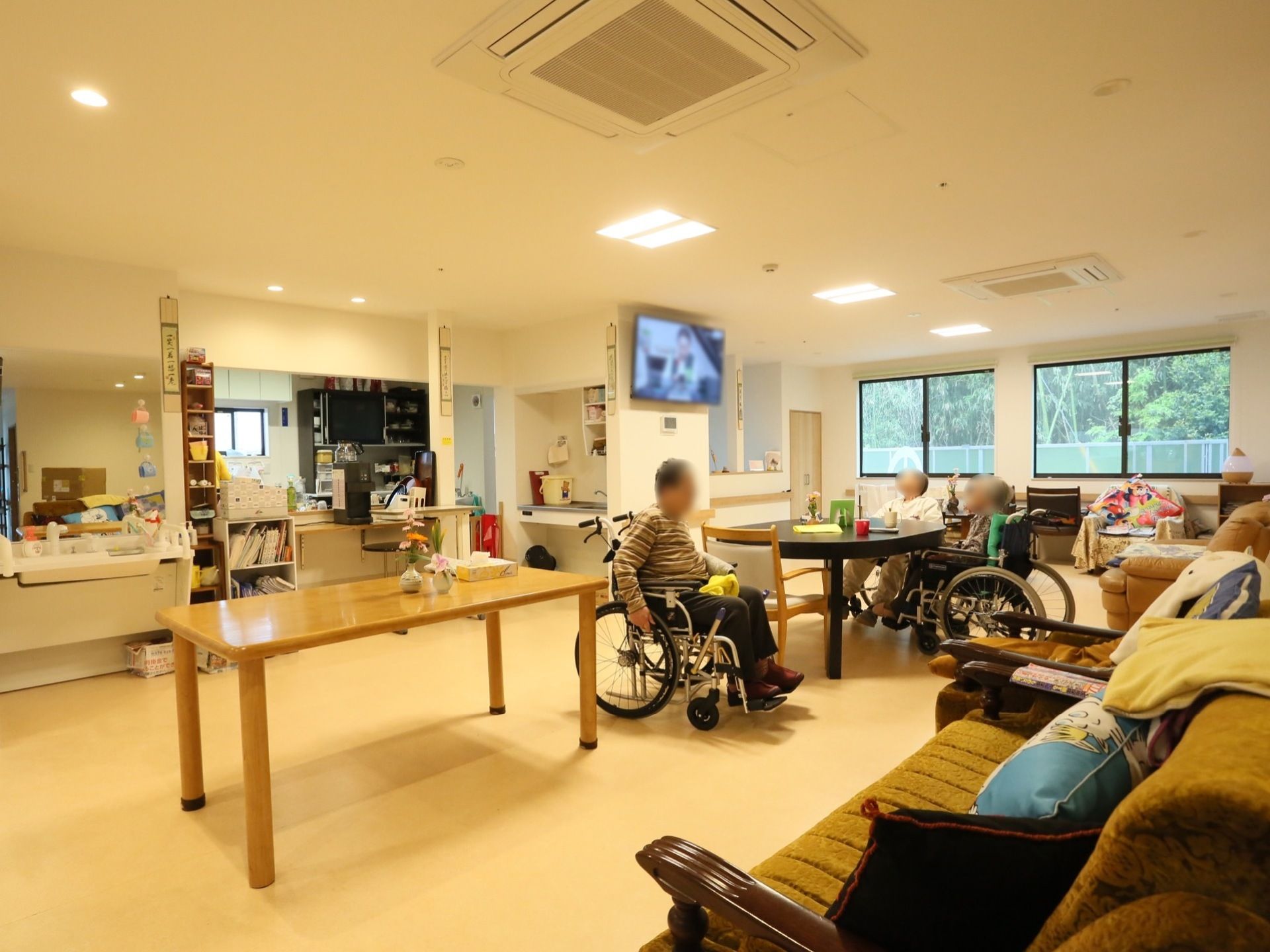 広々したリビングにはソファやテーブル席が設けられている。ゆっくりソファに掛けてテレビ鑑賞や、お茶を飲んでお喋りできる和やかな場所である。