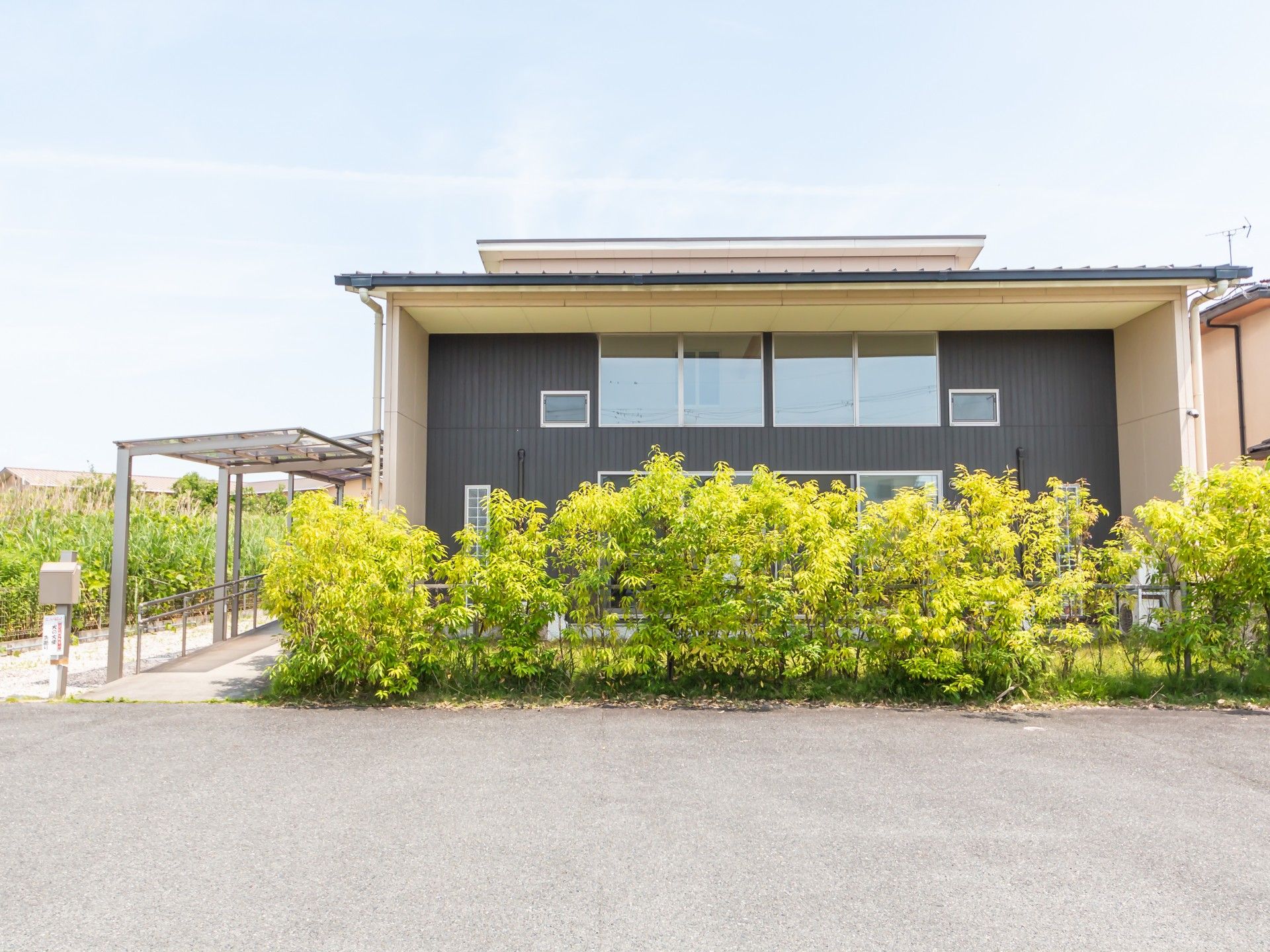 ゆったりとした外観の建物
