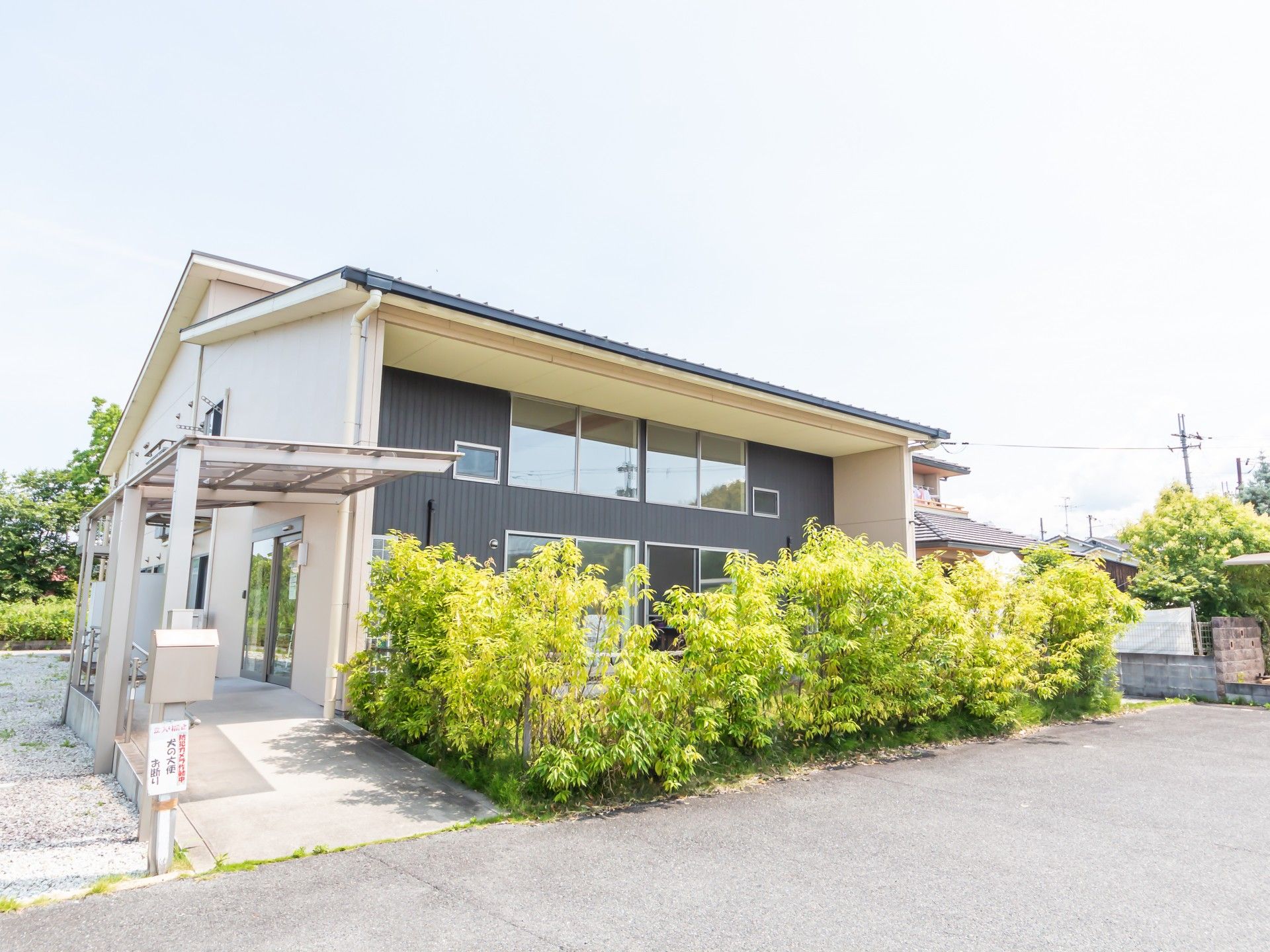 明るく広々とした建物正面