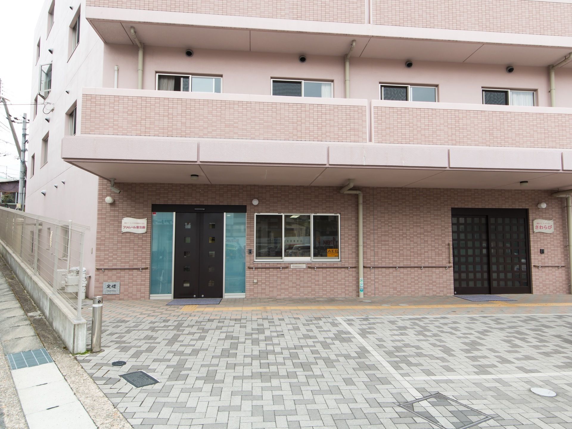 施設はブラウン色の外壁で４階建ての建物である。玄関までは段差がなく、車椅子をご利用の方もスムーズに移動することができる。