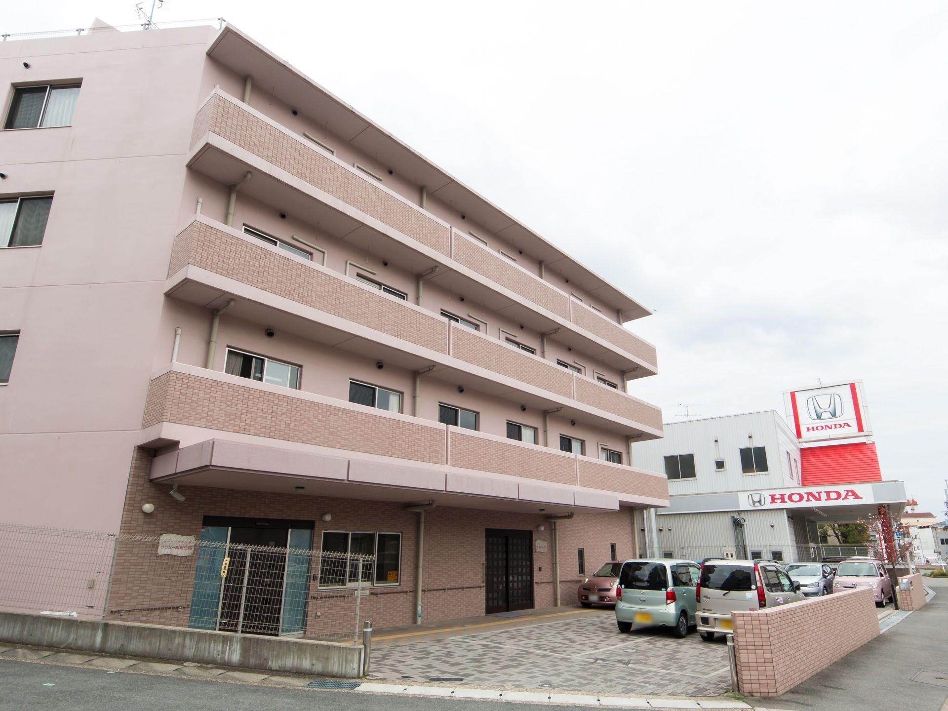 建物は４階建てになっており、ベランダが各居室に設置されている。玄関前のスペースには屋根があり、雨の日も濡れることなく出入りすることができる。