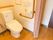 温水洗浄便座を採用した洋式トイレが設置されている。カーテンで仕切られているので、出入りを簡単にすることができる。