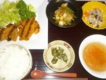 フライや春雨サラダ、ごはんとスープが付いたメニュー