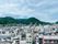 緑豊かな山々と街並み