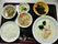 白いご飯とホワイトシチュー、小鉢にメインという和洋折衷の食事メニュー。品数が多くボリュームたっぷりの内容。