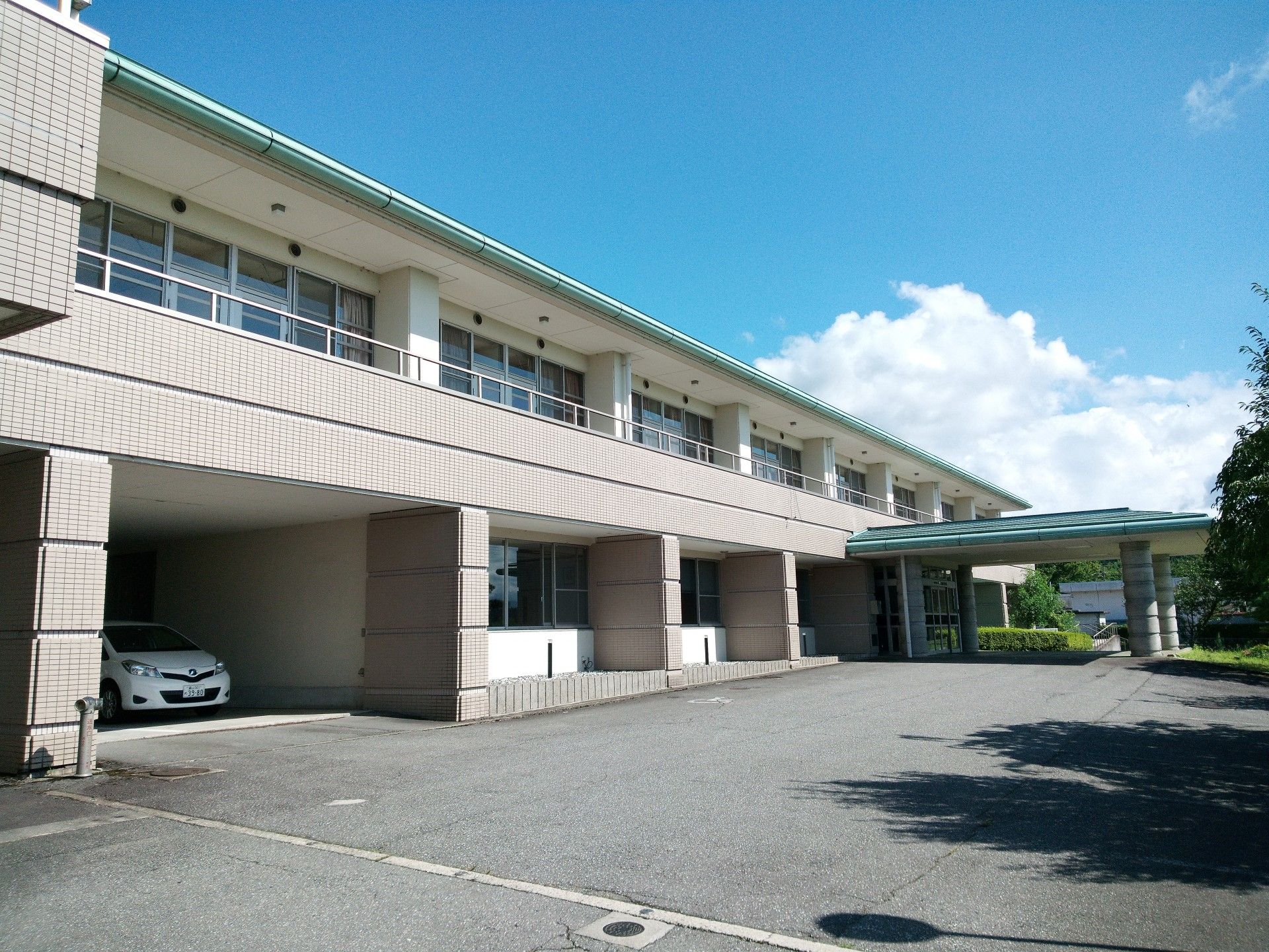 広々とした施設の外観
