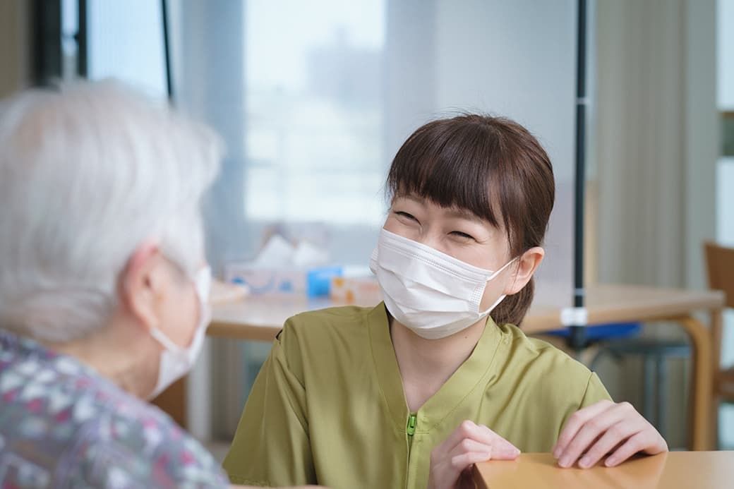 笑顔で会話するスタッフ