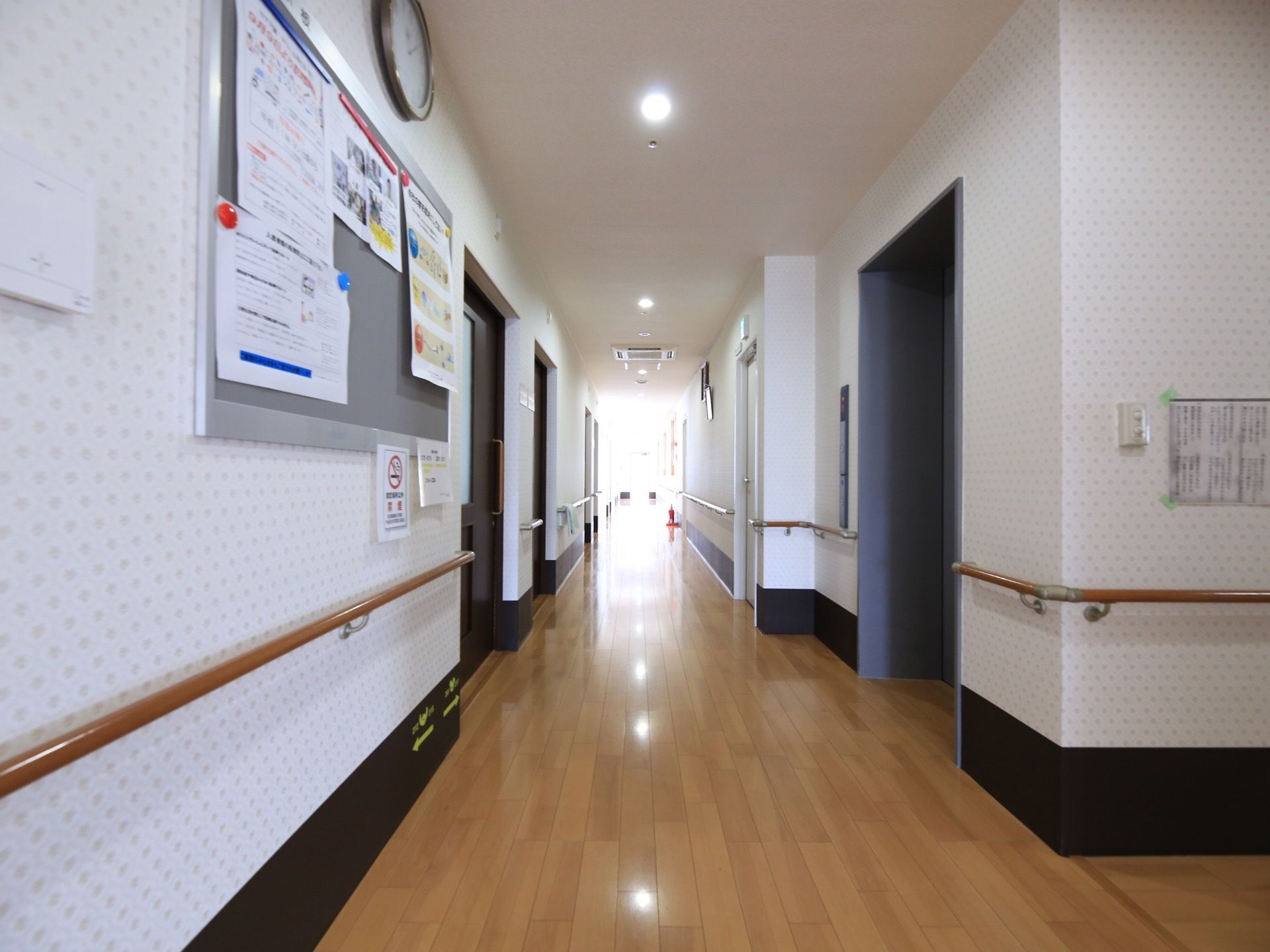 広々とした廊下は清掃が行き届いており、ものが置かれていないので、気持ちよく館内の移動をすることができる。