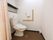 広々としたトイレで、入口は扉ではなくカーテンになっている。手元に力が入りにくい入居者様もスムーズに使用できる。