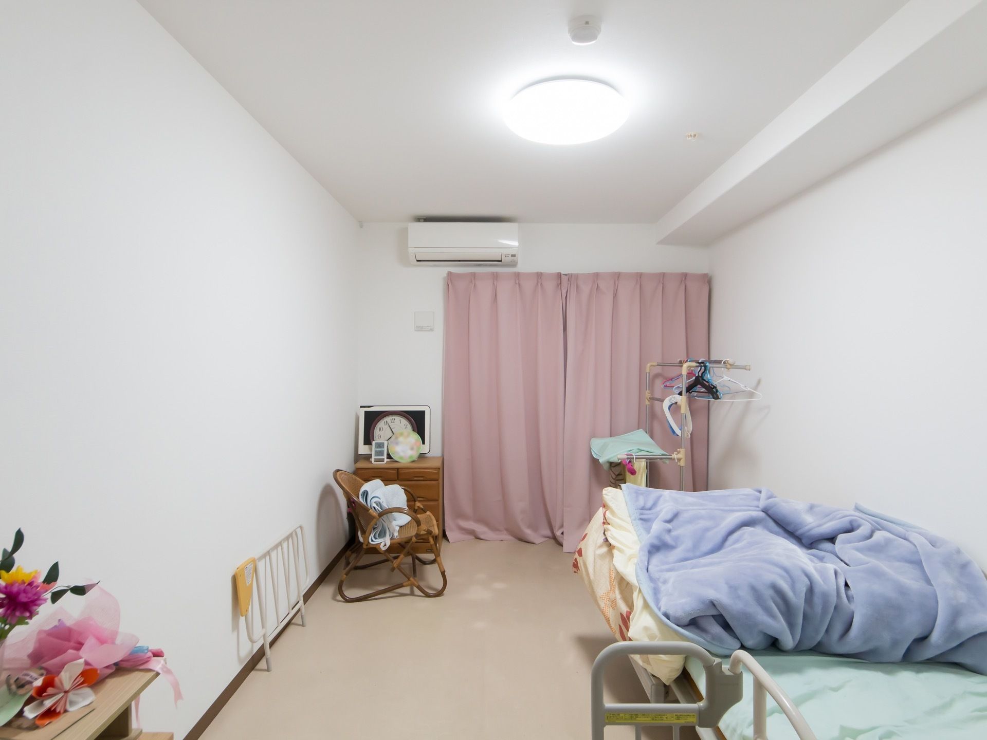 居室は奥行のある構造になっており、突き当たりはベランダに出られる窓になっている。天井には照明に加え火災報知器が設置されている。