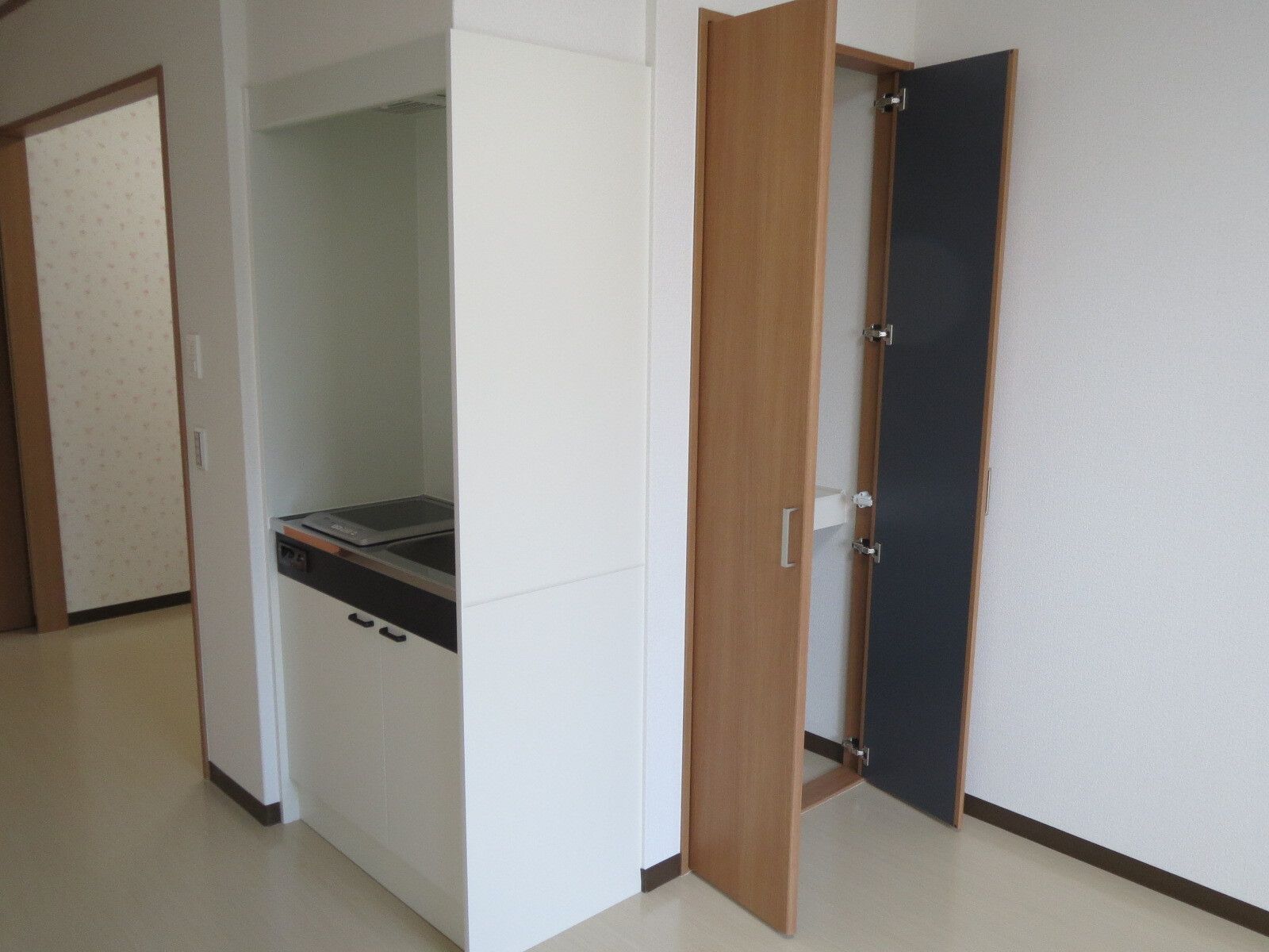 IHクッキングヒーター付きのミニキッチンがある部屋にはクローゼットも完備されている。キッチンにも収納スペースがある。
