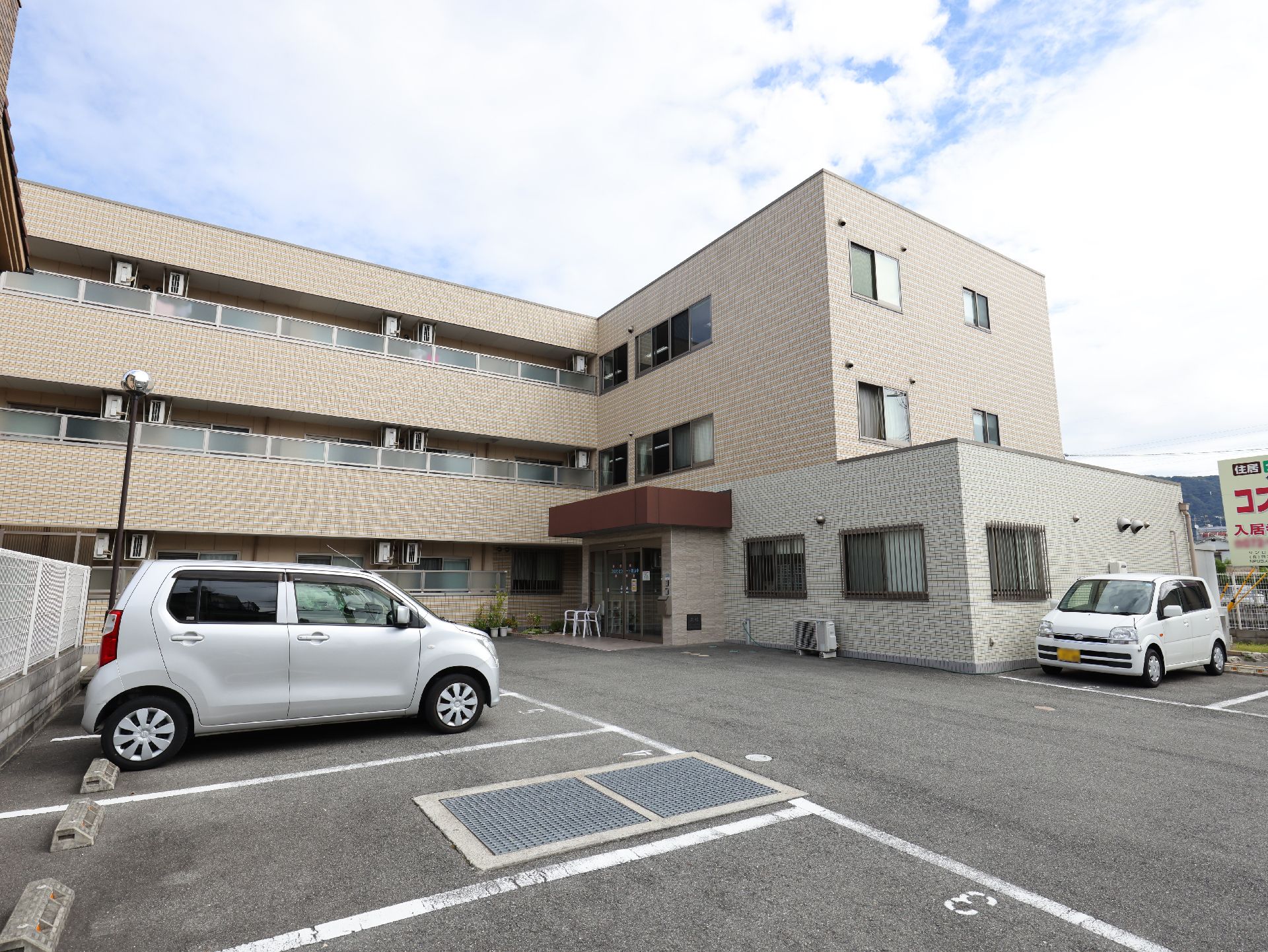 広い駐車場があるので遠方からでも気軽に通うことができる介護施設