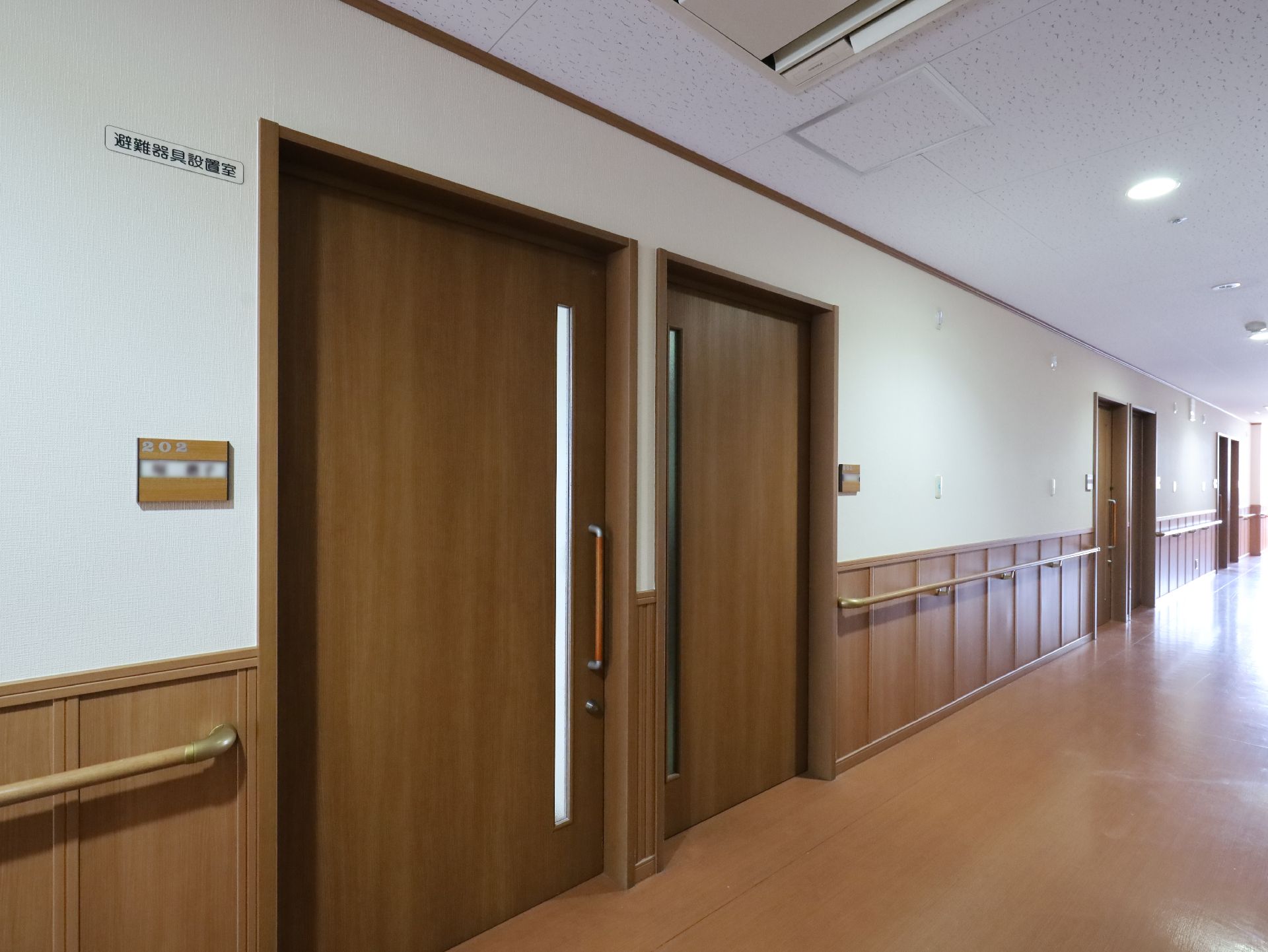 手すりが取り付けられ、段差ができる限り解消されている廊下