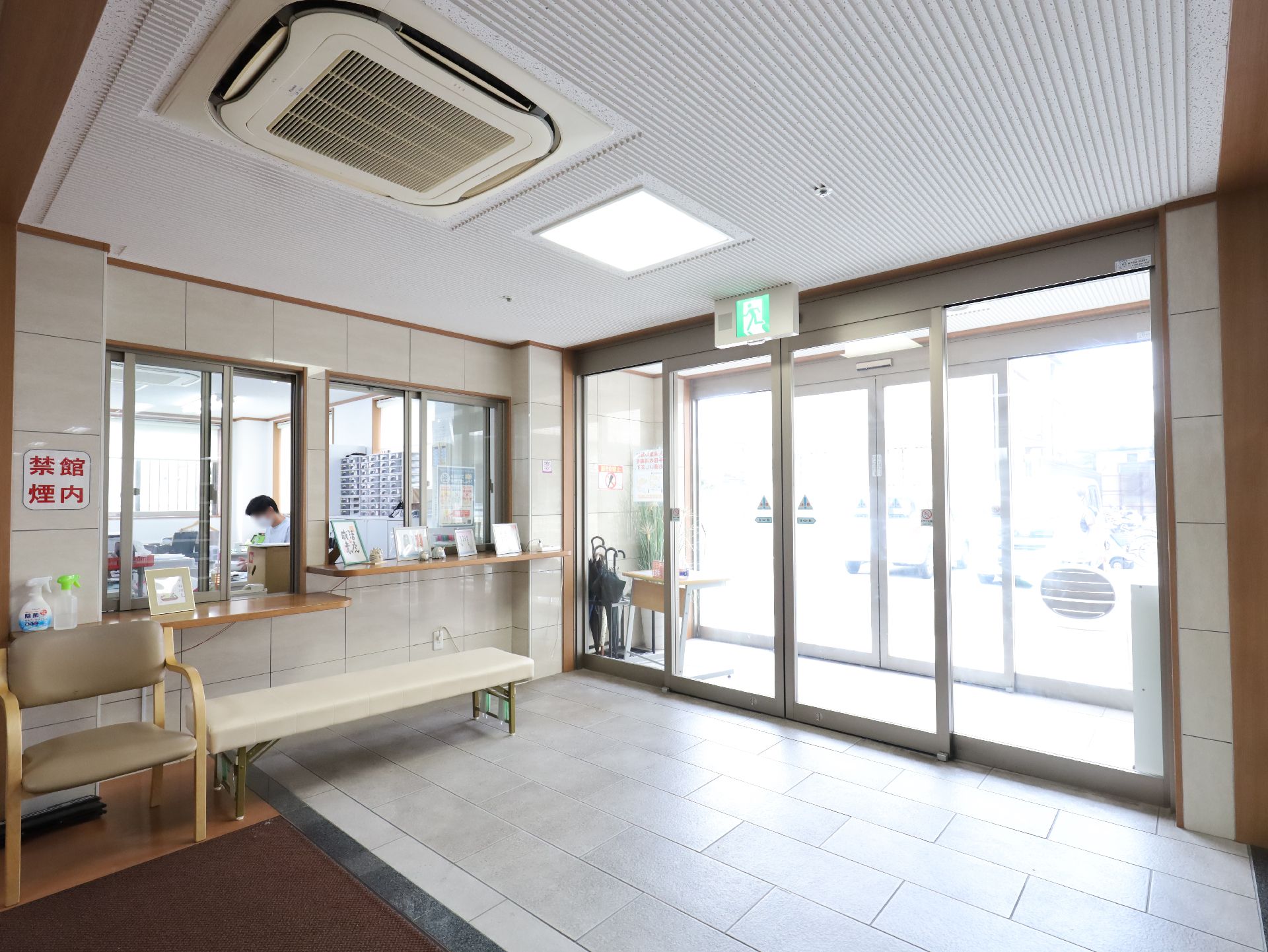 バリアフリー完備で手すりが行き渡っている玄関
