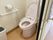 手すりと引き戸のある入居者が使いやすいトイレ