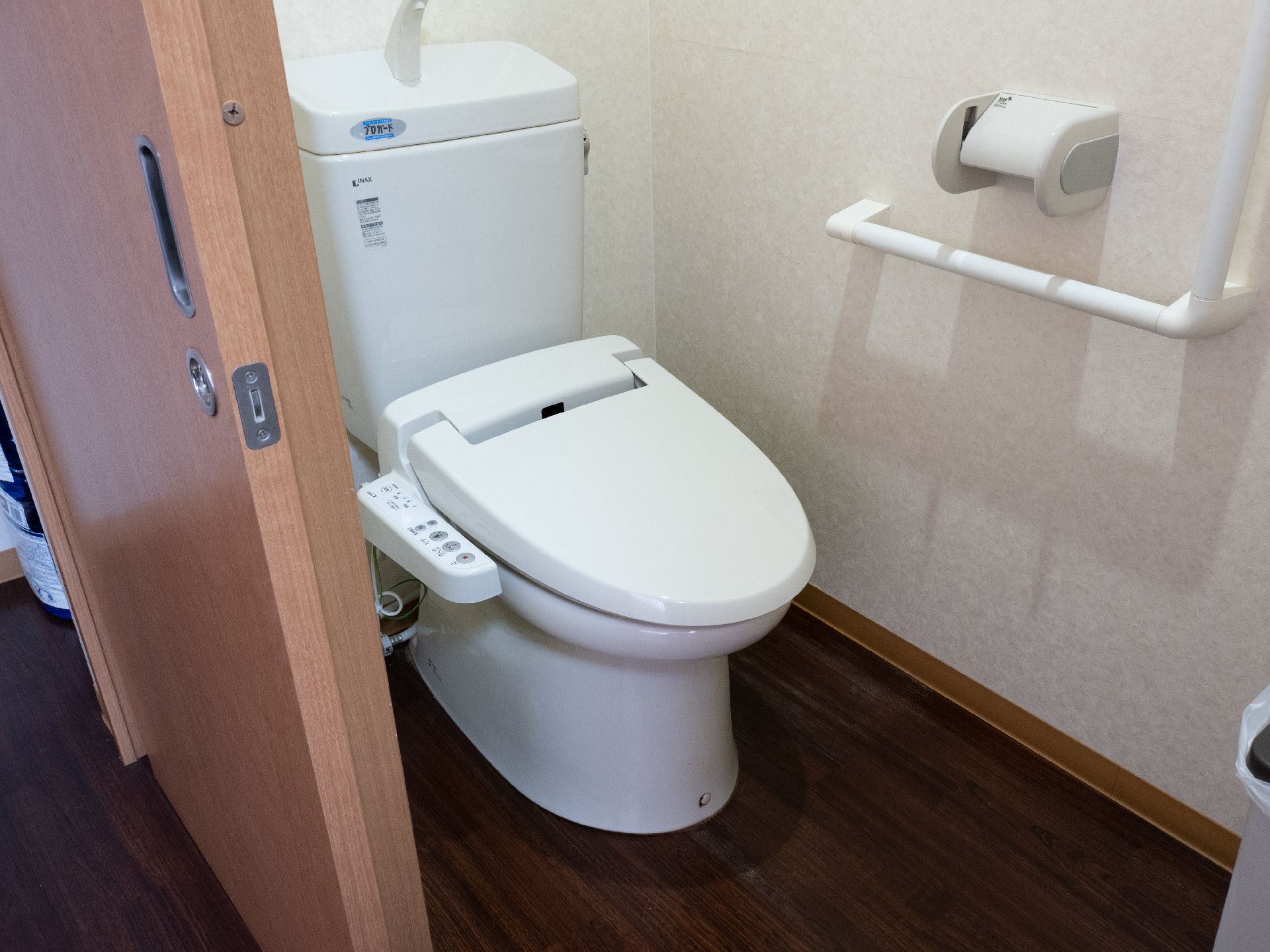 Ｌ字型手すりが設置されたトイレ
