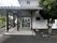たんぽぽハウスの看板が壁に掲げられている施設の外観。洋風の三角屋根が付いている２階建ての建物