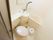 浴室はユニットバスのスタイルで、奥に浴槽があり、シャワーが取りつけられている。手前にトイレがあり、床に椅子が置かれている。