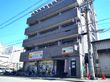 １階にデイサービス事業者が入っている７階建ての施設である。ゆったりとした居室の提供を自慢としている。