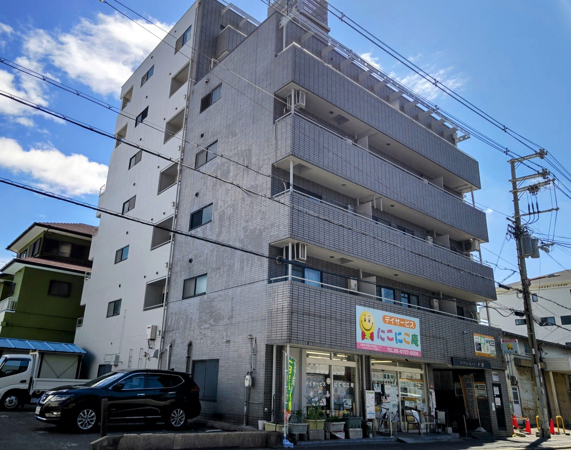 安寿の郷（さと） ロイヤルグレイブ平野の外観。大きな駐車場を完備しておりますので、ご来訪時はお車でのお越しが出来ます。