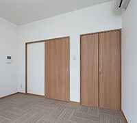 広々とした明るい部屋