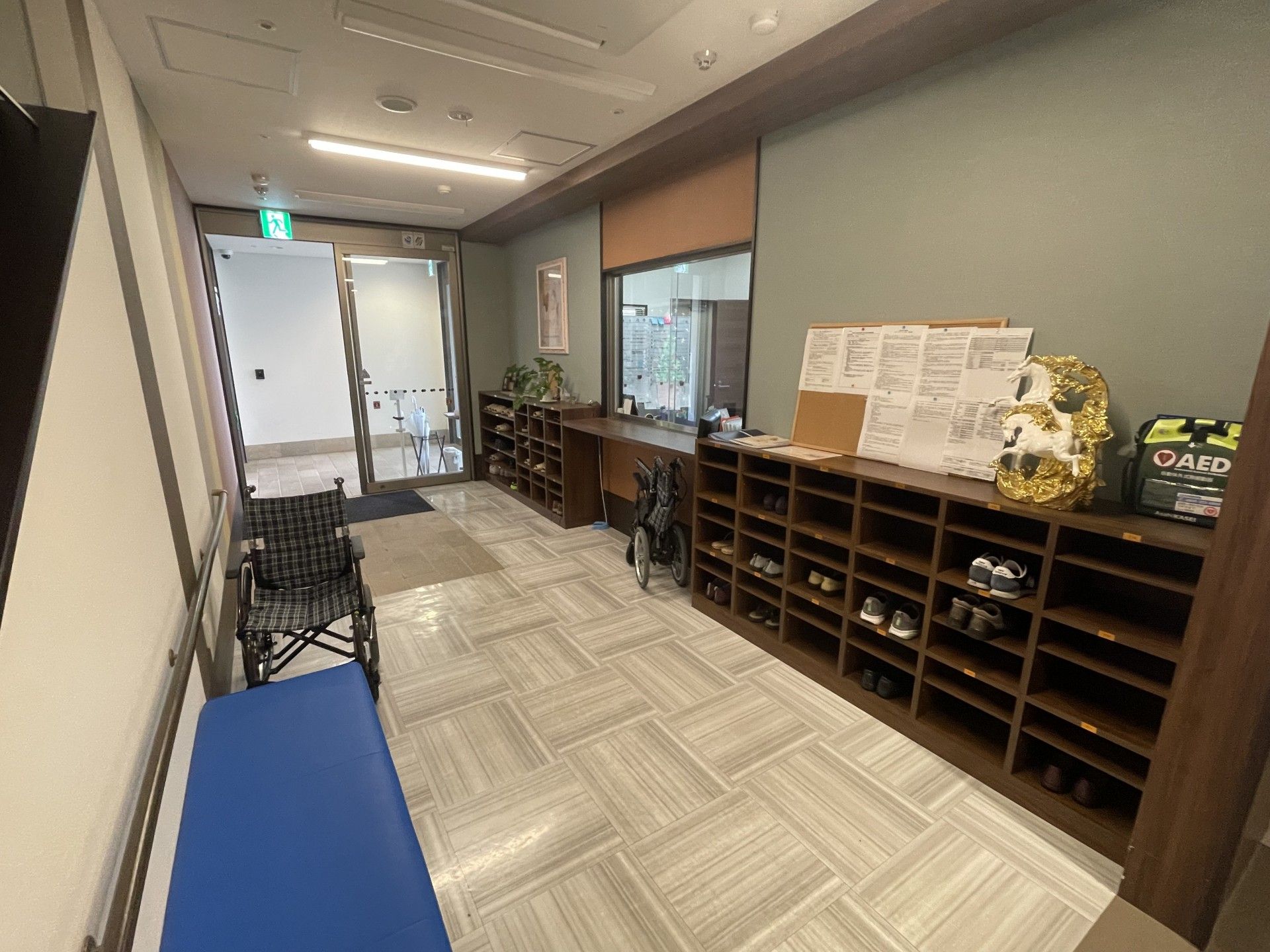 靴箱とベンチのある廊下