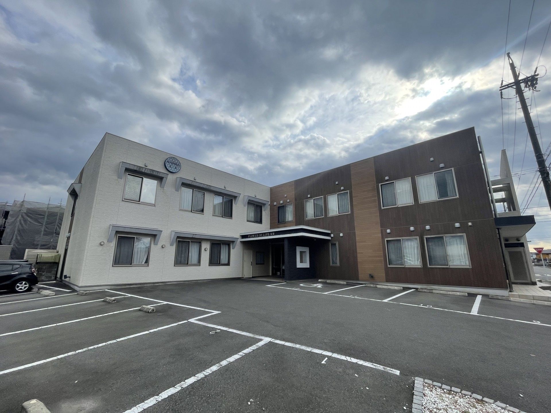 広い駐車場のある建物