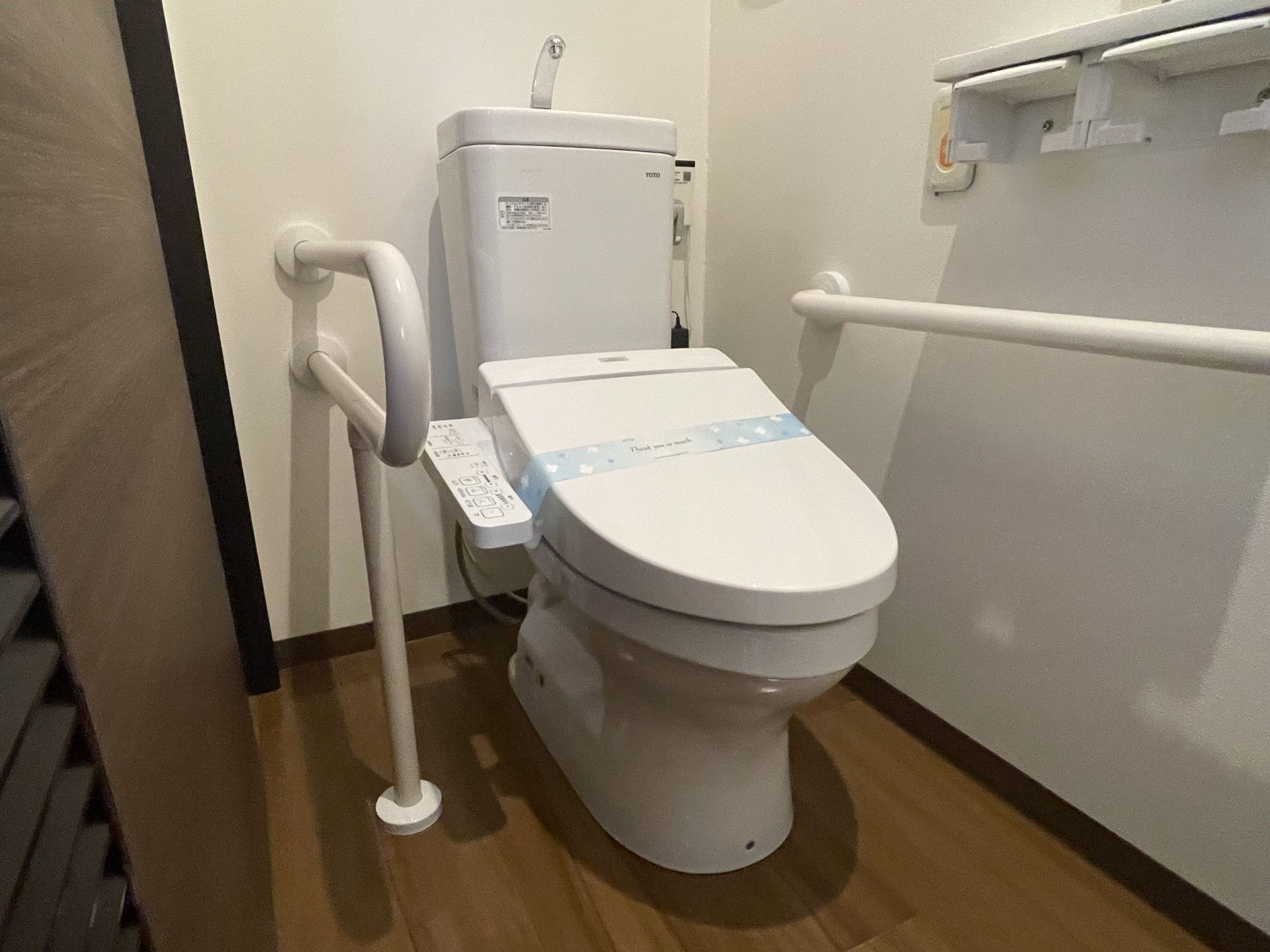 手すり付きのトイレ