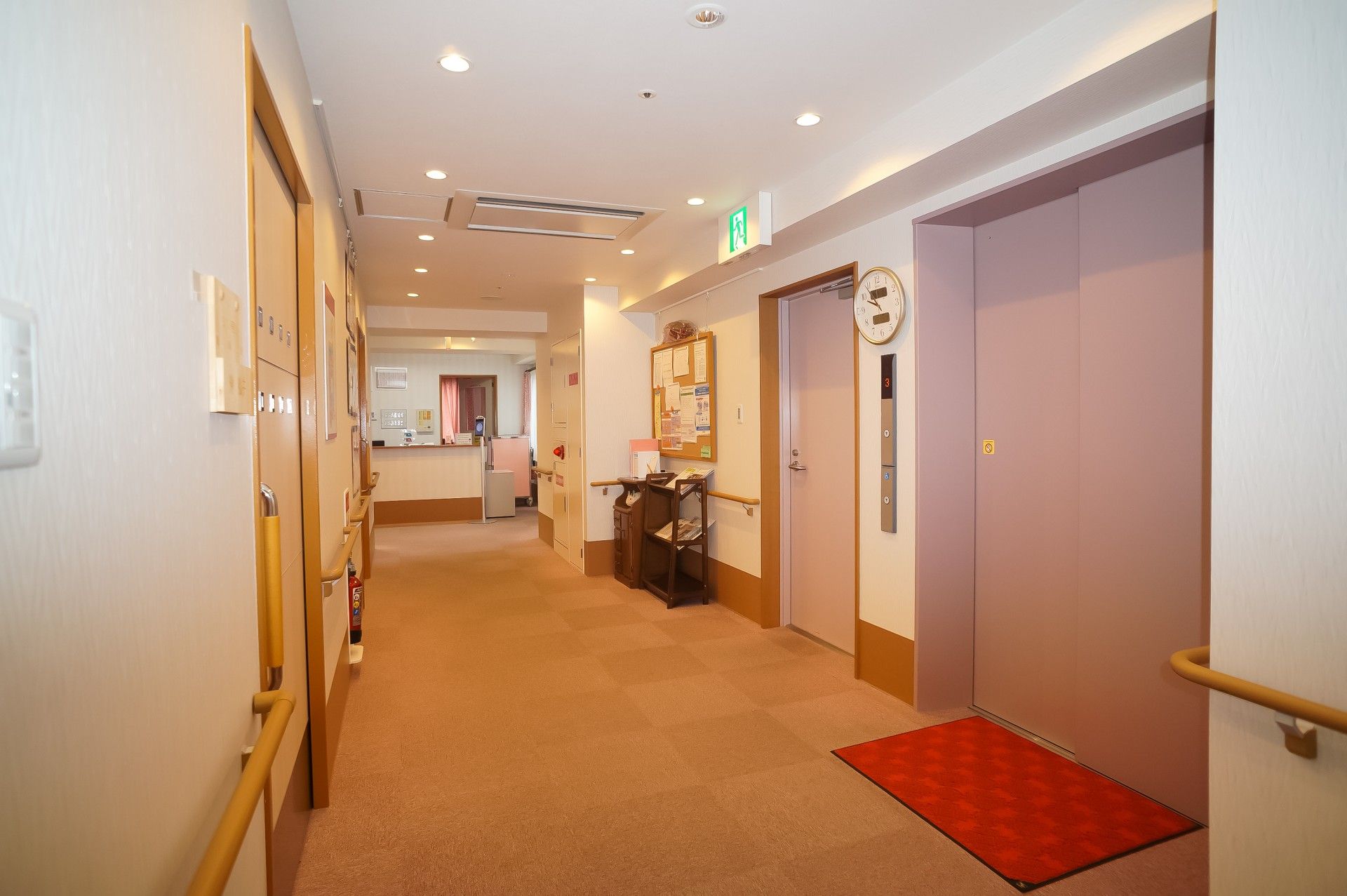 両側に手すりがついている廊下