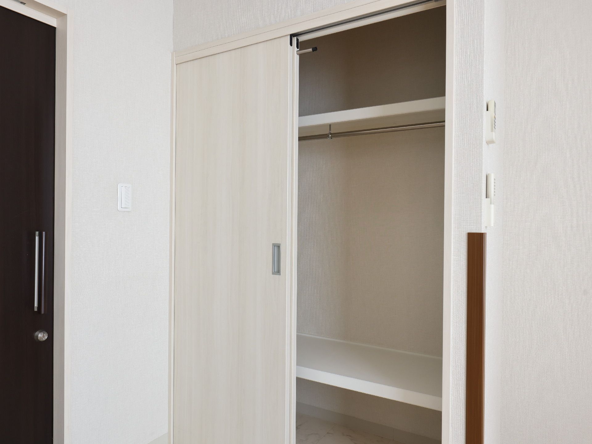 自宅から持ってきた洋服を掛けることができる居室のクローゼット