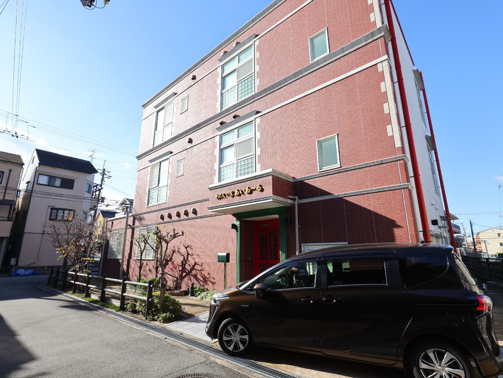 駐車場も近くに設置してある介護施設の外観