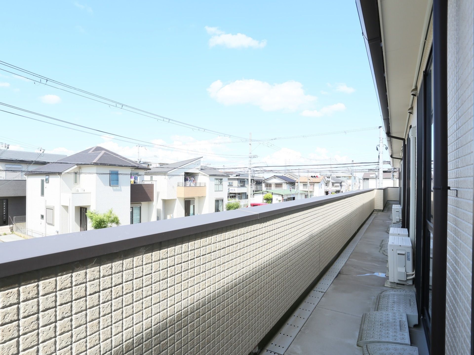 施設内にはバルコニーが完備されている。布団や洗濯物を干したり、美しい景色をながめたり、自由に利用ができる。