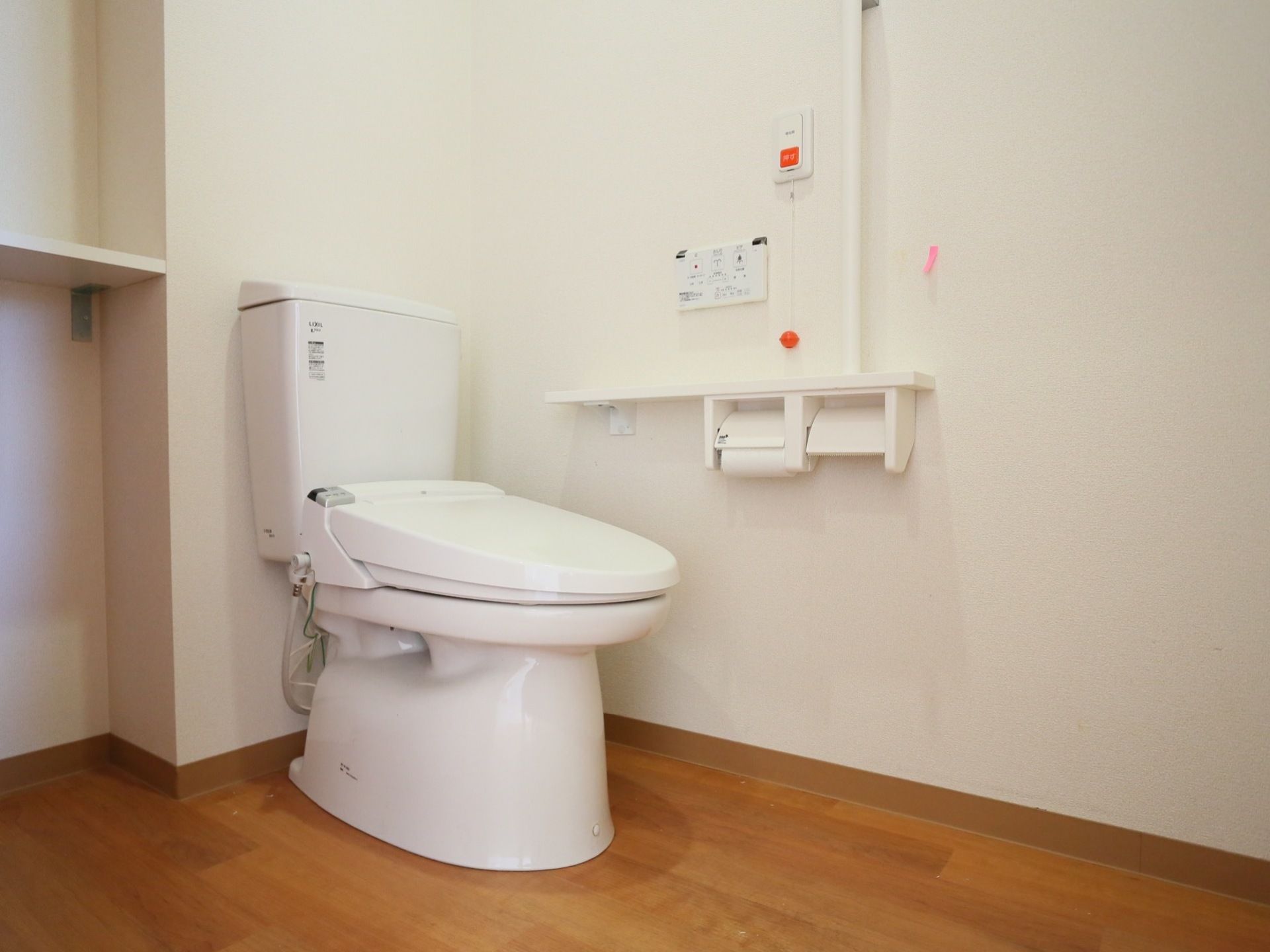 居室内には温水洗浄便座を採用している。非常用呼び出しブザーや手すりも完備している。清潔感のあるスペースである。
