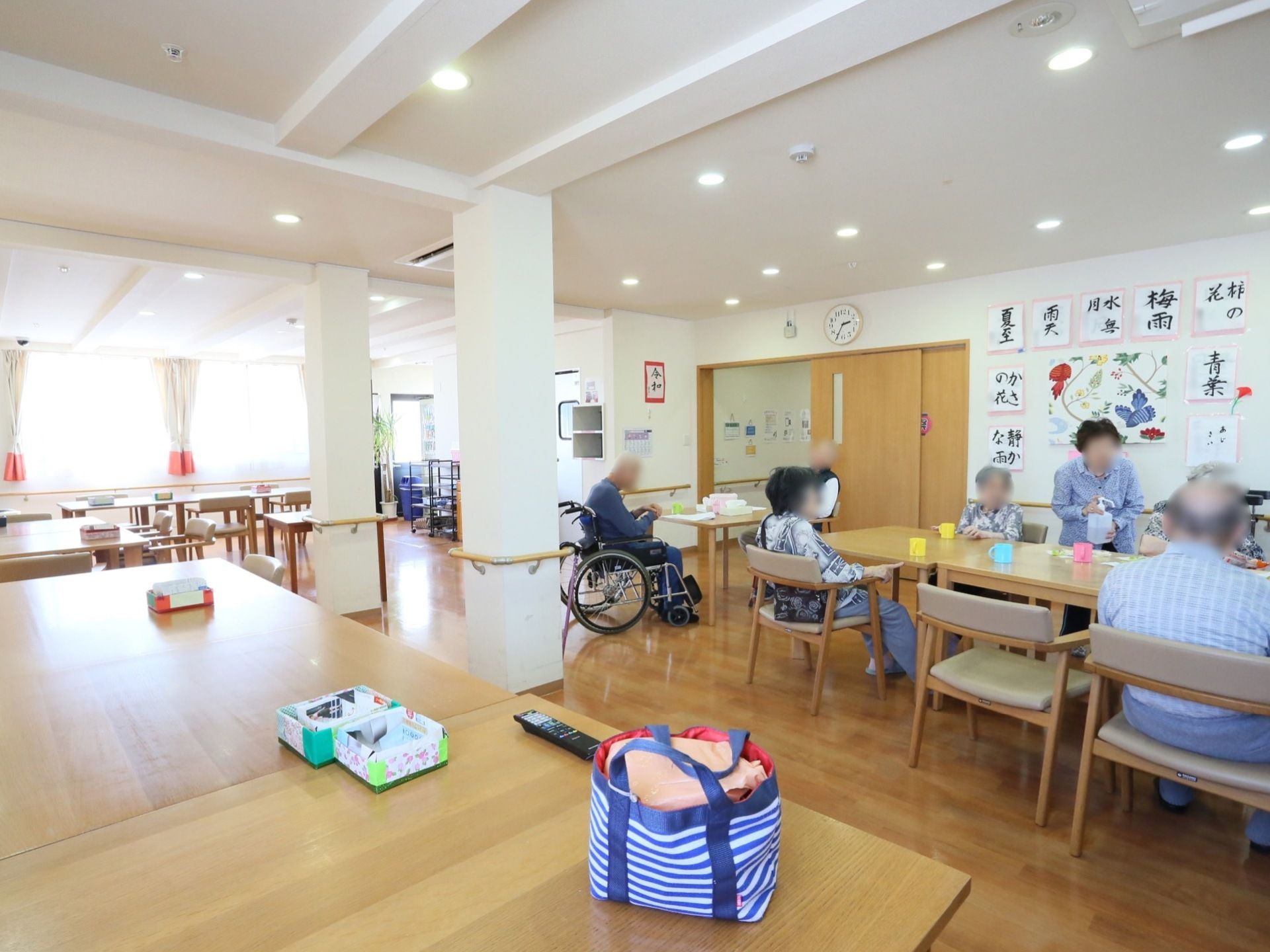 たくさんの窓から明るい日差しが差し込み、環境面が抜群な食堂である。広いテーブルやひじ掛け付きの椅子が完備されている。