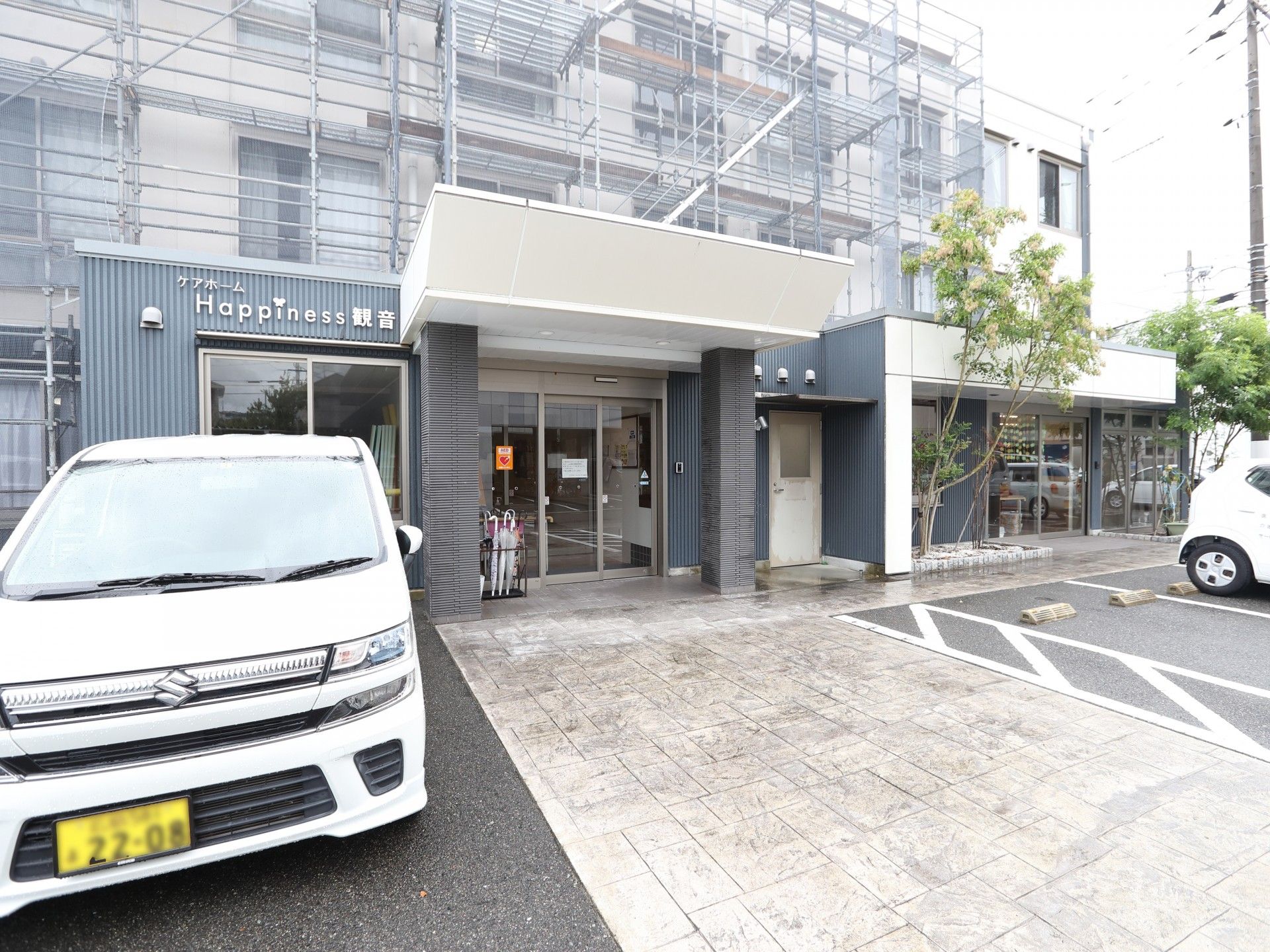 石畳が特徴的な出入り口前の外観